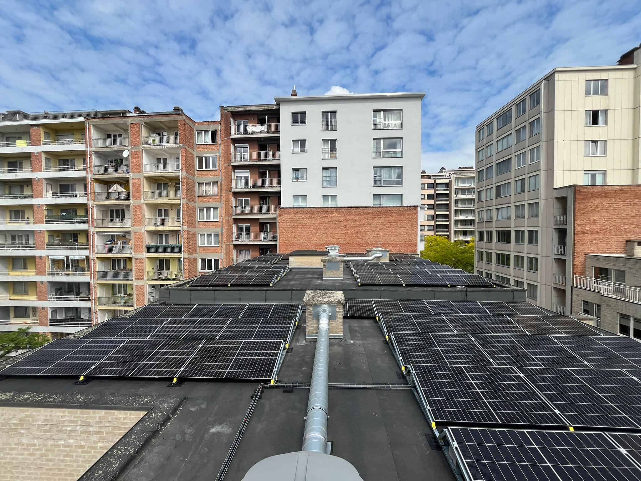 Panneaux solaires installés par Heliotech sur le toit d'une copropriété bruxelloise.